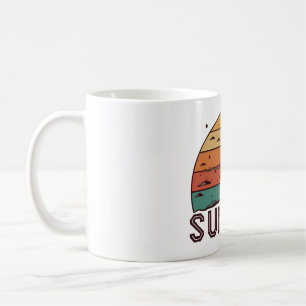 Tasse graphique à l'horizon du coucher de soleil r