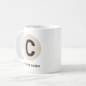 Tasse initiale moderne – Design “C est pour [Nom]” (Devant gauche)