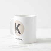 Tasse initiale moderne – Design “K est pour [Nom]” (Devant gauche)