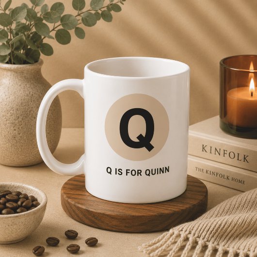 Tasse initiale moderne – Design “Q est pour [Nom]”