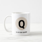 Tasse initiale moderne – Design “Q est pour [Nom]” (Gauche)