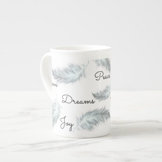 Tasse inspirée de porcelaine tendre de plume (Devant gauche)