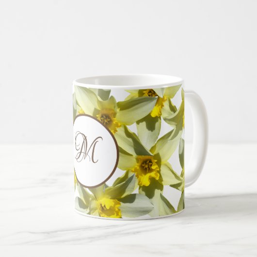 Tasse jaune de monogramme de jonquilles (Devant droit)