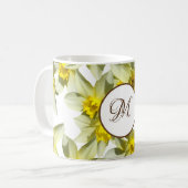 Tasse jaune de monogramme de jonquilles (Devant gauche)