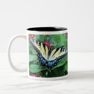 Tasse jaune de papillon de machaon