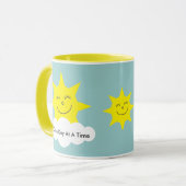 Tasse jaune de sonnerie des soleils heureux (Devant gauche)