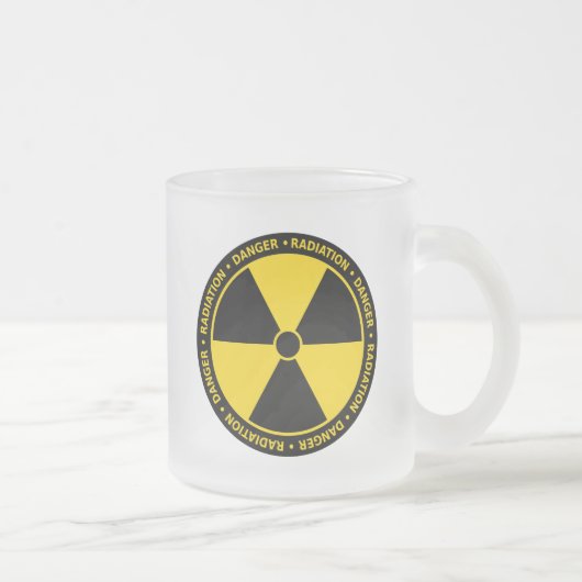 Tasse jaune de symbole de rayonnement (Droit)