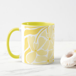 Tasse jaune peinte à la main avec motif artisanal