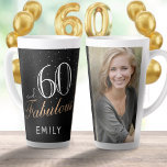 Tasse Latte 60 et fabuleux Elegant Black 60th Birthday Photo<br><div class="desc">60 et fabuleux Elegant Black 60th Birthday Photo Latte Mug. L'arrière - plan est noir. Personnalisez la tasse avec votre photo,  votre nom et faites votre propre cadeau de 60e anniversaire pour une femme.</div>