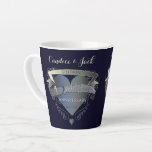 Tasse Latte 6e anniversaire du Mariage Emblème du coeur de fer<br><div class="desc">A la recherche de ce graphisme original et unique,  la mug en latte conçue pour elle pour le 6e anniversaire du mariage ? Alors ça pourrait être ça ; mon coeur emblème graphique sur ce caffè latte bleu étonnamment imprimé ! Elle appréciera aussi de l'avoir toute l'année :)</div>