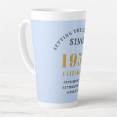 Tasse Latte 70e anniversaire 1952 Elégant Blue Grey Gold Chic (Angle gauche)