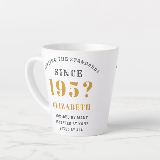 Tasse Latte 70th Birthday Born 1950's Ajouter Nom et année Ele (Angle gauche)