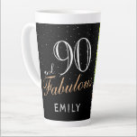 Tasse Latte 90 et fabuleux Elegant Black 90th Birthday Photo<br><div class="desc">90 et fabuleux Elegant Black 90th Birthday Photo Latte Mug. L'arrière - plan est noir. Personnalisez la tasse avec votre photo,  votre nom et faites votre propre cadeau de 90e anniversaire pour une femme.</div>