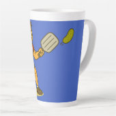 Tasse Latte A man playing pickleball with the pickles dog (Angle droit)