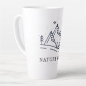 Tasse Latte "Adventure Awaits Camping Graphic (Angle gauche)