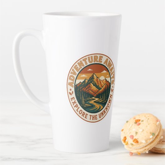 Tasse Latte  Adventure Awaits Sticker - Vintage Mountain Natio (En situation)