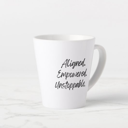 Tasse Latte Aligned. Empowered. Unstoppable. (Angle droit)