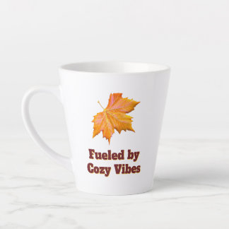 Tasse Latte Alimenté par la citation de café d'automne des vib