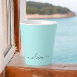 Tasse Latte Aqua Blue Turquoise Moderne Script Girl Monogramme<br><div class="desc">Aqua Blue Turquoise Simple Script Monogramme Nom Latte Coffee Cup Mug. Cela rend le cadeau parfait pour 16 ans,  mariage,  douche nuptiale,  anniversaire,  baby shower ou bachelorette pour quelqu'un qui aime le luxe glam et les styles chic.</div>