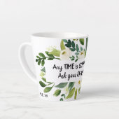 Tasse Latte Aquarelle Fleurs blanches Coffre de café Monogramm (Angle gauche)