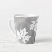 Tasse Latte Aquarelle grise et feuilles d'érable blanc (Angle gauche)