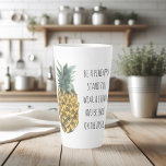 Tasse Latte Aquarelle moderne ananas et citation amusante posi<br><div class="desc">Aquarelle moderne ananas et citation amusante positive</div>