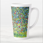 Tasse Latte Arbre pomme Gustav Klimt<br><div class="desc">Latte Mug représentant la peinture de Gustav Klimt Apple Tree,  I (1912). Un pommier rouge coloré se dresse dans un champ vert de fleurs violettes,  roses,  jaunes et blanches. Un cadeau parfait pour les amateurs d'art Art Nouveau et autrichien.</div>
