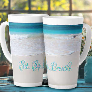 Tasse Latte Asseyez-vous, buvez, respirez Citation de plage cô