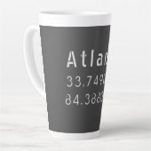 Tasse Latte Atlanta Latitude & Longitude gris foncé (Angle gauche)
