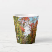 Tasse Latte Automnes Arbres et Ciel bleu Automne Photographie  (Devant)