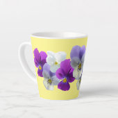 Tasse Latte aux pensées violettes et blanches (Angle gauche)