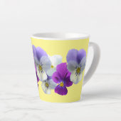 Tasse Latte aux pensées violettes et blanches (Angle droit)