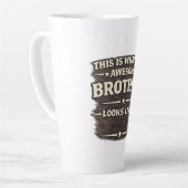 Tasse Latte Awesome Brother Looks Like – Funny Quote Design (Angle gauche)