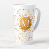 Tasse Latte Baies d'or monogramme élégant motif sur blanc (Angle droit)