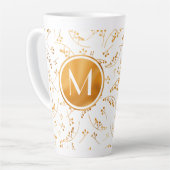 Tasse Latte Baies d'or monogramme élégant motif sur blanc (Angle gauche)
