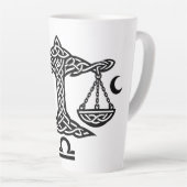 Tasse Latte Balance celtique de la Balance par BurnsInHell (Angle droit)
