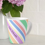 Tasse Latte Bande diagonale personnalisée Pastel multicolore<br><div class="desc">Personnalisez votre tasse de café avec votre nom ou votre choix de mots. Le design se compose de bandes diagonales multicolores dans les tons pastel pêche, vert, rose, bleu, violet, jaune et blanc. Veuillez naviguer dans ma boutique si vous voulez ce design sur un autre produit - ou envoyez-moi un...</div>