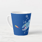 Tasse Latte Barracuda poisson affamé de la pêche dessin animé (Angle gauche)