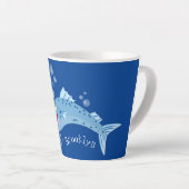 Tasse Latte Barracuda poisson affamé de la pêche dessin animé (Angle droit)