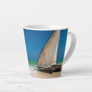Tasse Latte Bateau de pêche traditionnel sur la plage