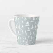 Tasse Latte Bateaux à voile blancs et oiseaux de mer sur bleu (Angle gauche)