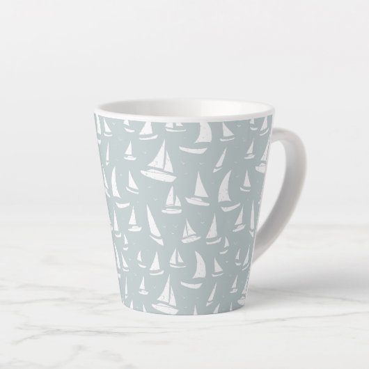 Tasse Latte Bateaux à voile blancs et oiseaux de mer sur bleu (Angle droit)