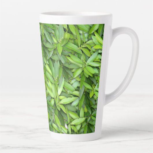 Tasse Latte Beaucoup de belles feuilles vertes (Droite)