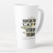 Tasse Latte Beaucoup meurent trop tard et quelques-uns trop tô (Angle droit)