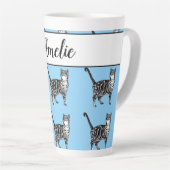 Tasse Latte Bébé Bleu Blanc Tabby chat Chats Whimsical Art (Angle droit)