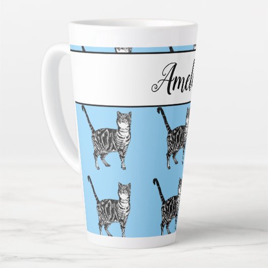 Tasse Latte Bébé Bleu Blanc Tabby chat Chats Whimsical Art (Angle gauche)
