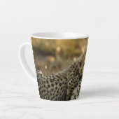 Tasse Latte Bébé guépard câlinant sa mère (Angle gauche)