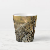 Tasse Latte Bébé guépard câlinant sa mère (Devant)