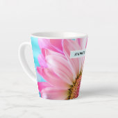 Tasse Latte Belle Fleur rose Gros plan Photo (Angle gauche)