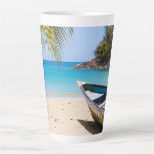 Tasse Latte Belle plage tropicale avec bateau à rames